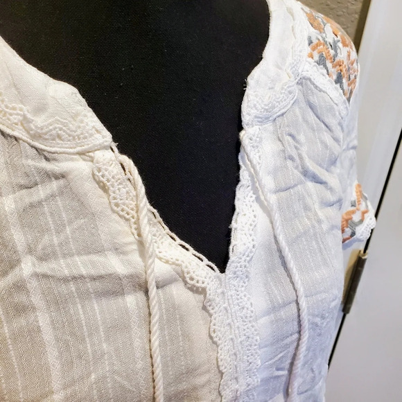 NEW Live and Let Live Embroidered Floral Lace Boho Tassle Blouse Size Small - Picture 9 of 15